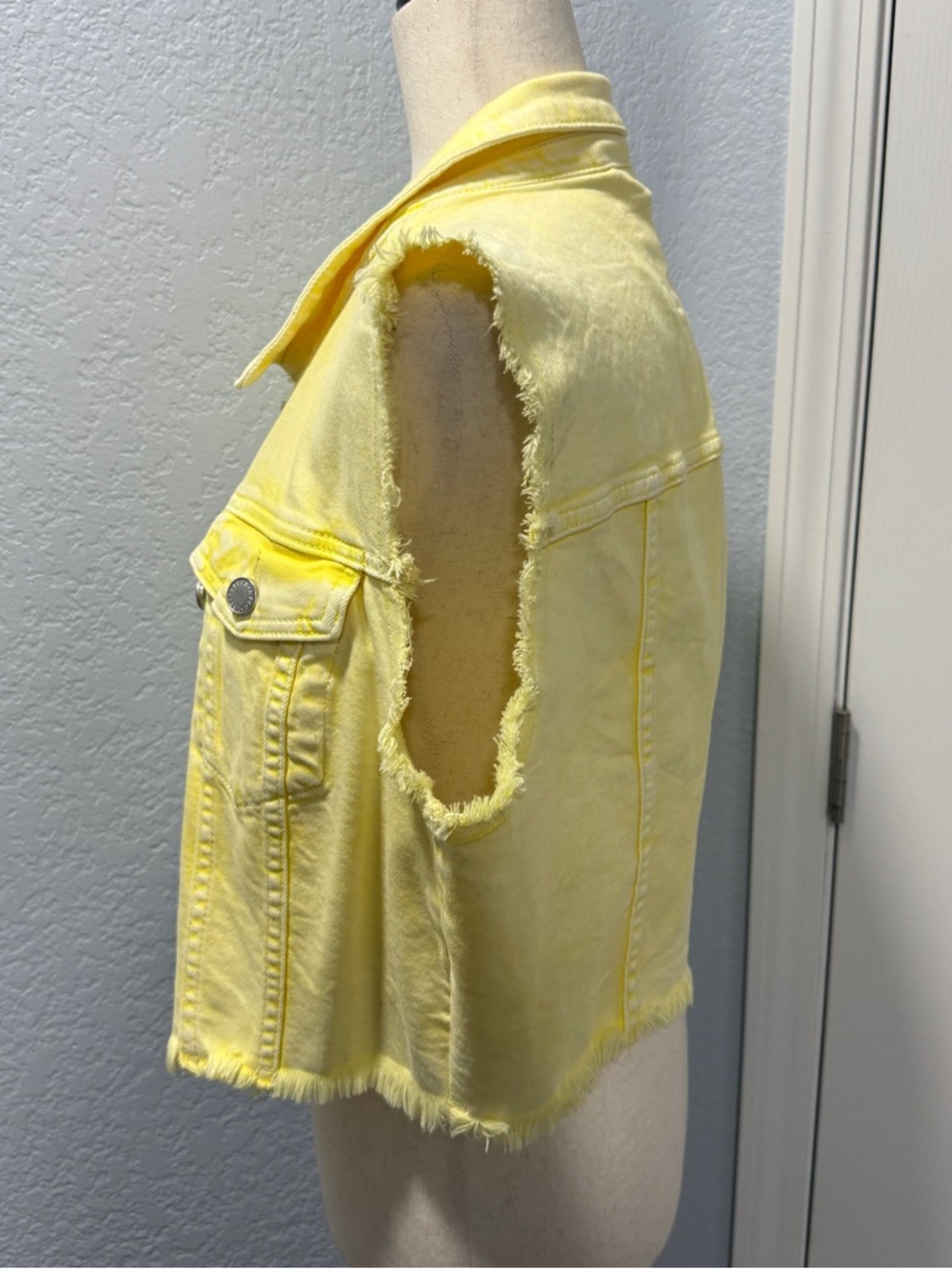 Avec Les Filles Size L Butter Yellow Cropped Denim Vest Frayed Coastal Summer - Picture 8 of 15